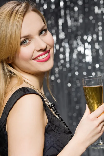 Kvinna med glas champagne — Stockfoto