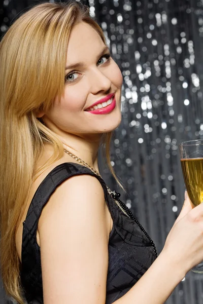 Frau mit Glas Champagner — Stockfoto