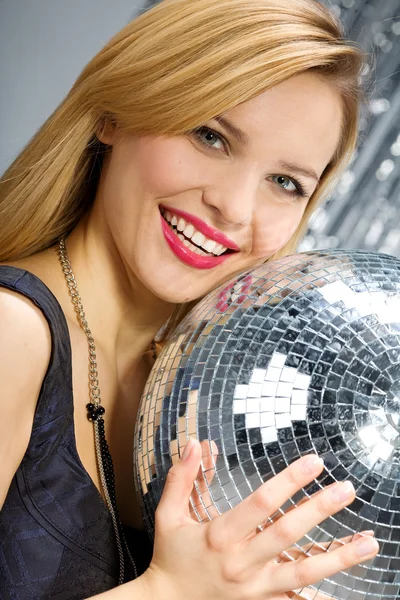 Vrouw met disco bal — Stockfoto