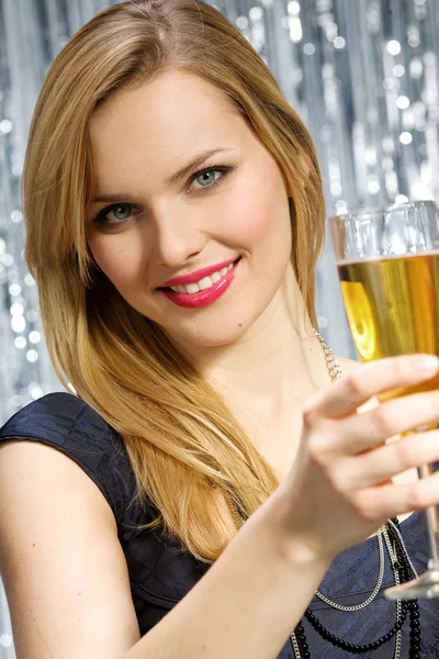 Femme avec une coupe de champagne — Photo