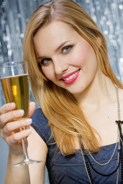 Vrouw met glas champagne — Stockfoto