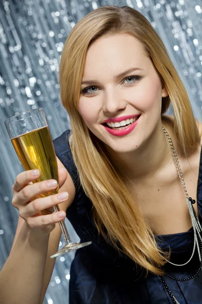 シャンパンのグラスを持つ女性は — ストック写真