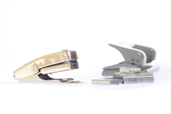 Grampeador de detalhes de metal isolado em fundo branco — Fotografia de Stock