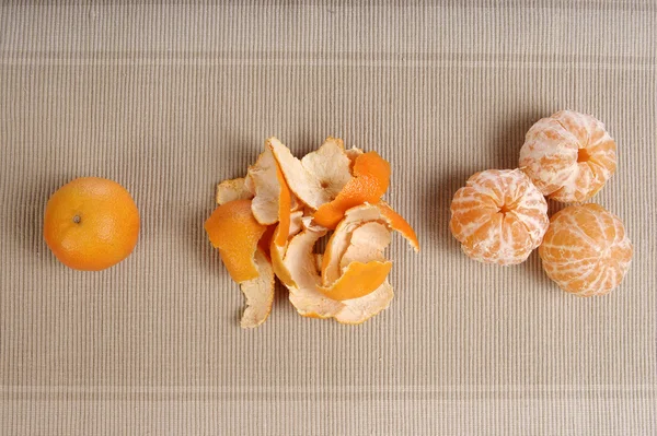 Mandarina con piel —  Fotos de Stock