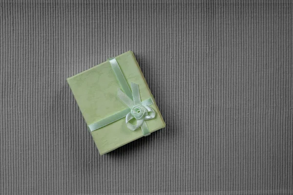 Groene mini geschenkdoos met lint — Stockfoto