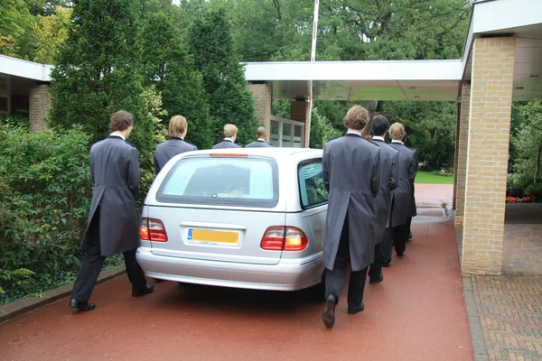 Gri cenaze arabası girerek mezarlığı — Stok fotoğraf