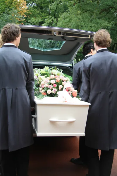Beyaz tabut gri bir cenaze arabası dışında alınan — Stok fotoğraf