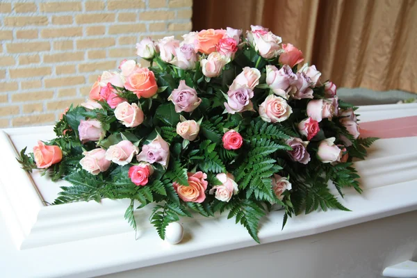 Ataúd blanco con flores de simpatía rosa —  Fotos de Stock