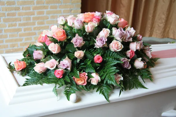 Caixão branco com flores de simpatia rosa Fotos De Bancos De Imagens Sem Royalties