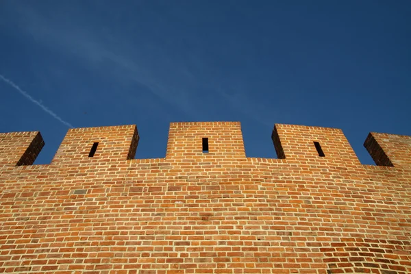 Duvar eski gökyüzü altında — Stok fotoğraf
