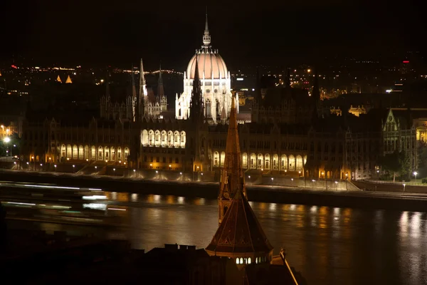 Edifício do Parlamento à noite em Budapeste, Hungria — Fotografia de Stock