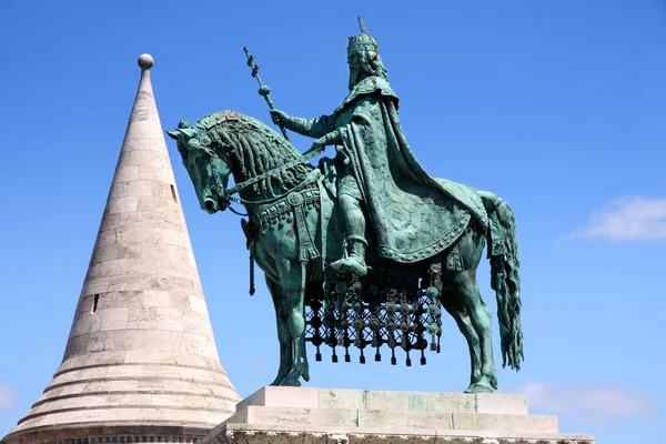 Άγαλμα του Αγίου Istvan και προμαχώνας του ψαρά στη Βουδαπέστη της Ουγγαρίας — Φωτογραφία Αρχείου