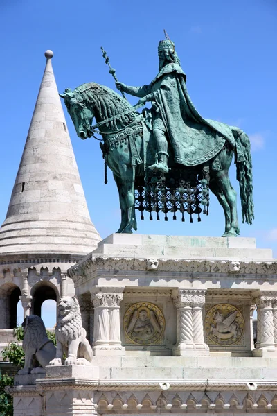 Άγαλμα του Αγίου Istvan και προμαχώνας του ψαρά στη Βουδαπέστη της Ουγγαρίας — Φωτογραφία Αρχείου