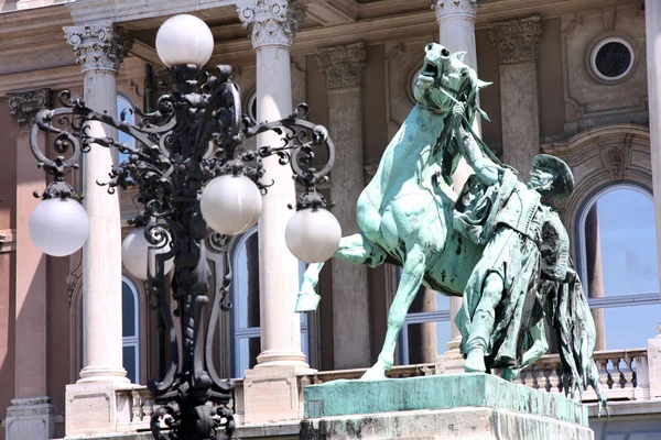 Details paard en ruiter standbeeld in Koninklijk Paleis in Boedapest, opgehangen — Stockfoto
