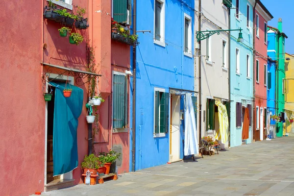 Las soleadas calles laterales de la isla de Burano — Foto de Stock