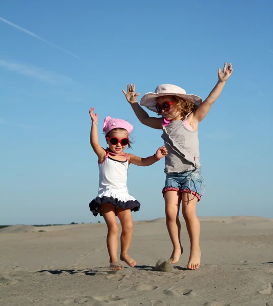 2 つの小さな女の子の楽しいとジャンプ — ストック写真