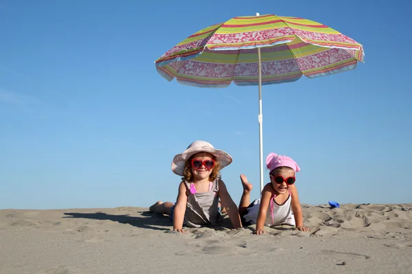 Twee meisje op het strand — Stockfoto