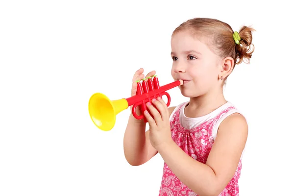 Küçük kız oyun trompet — Stok fotoğraf