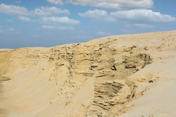 Desert met zandstrand heuvels en blauwe hemel — Stockfoto