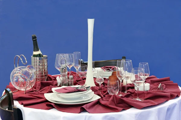 Gläser und Dinnerservice — Stockfoto