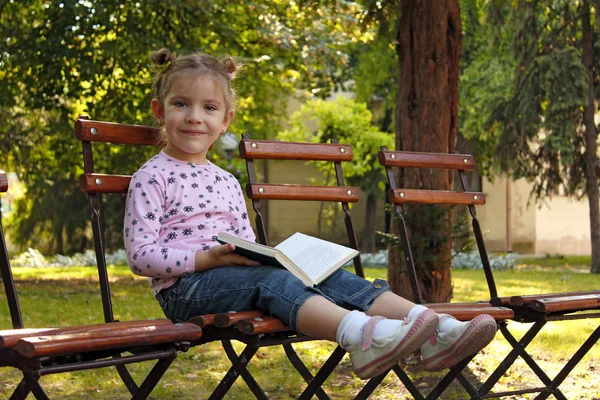 Klein meisje met boek — Stockfoto