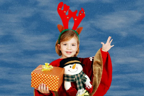Ευτυχισμένη κοριτσάκι που κρατάει χριστουγεννιάτικο δώρο — Φωτογραφία Αρχείου
