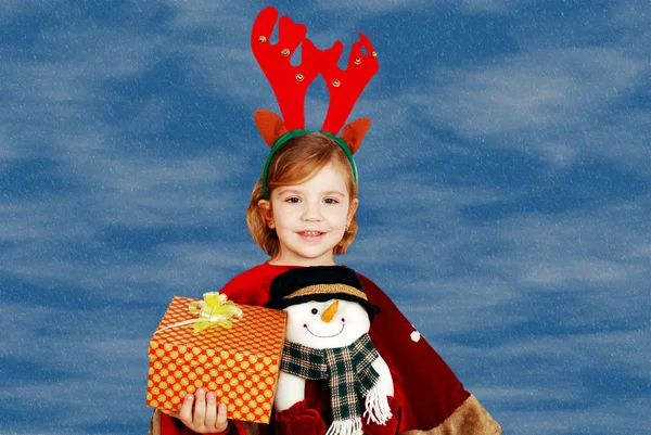 Kislány rudolf szarvas szarv a fejét, és ajándék — Stock Fotó