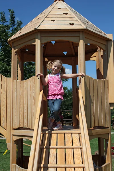Szczęśliwa dziewczynka na plac zabaw dla dzieci — Zdjęcie stockowe