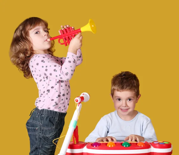 Kluk a holčička hrát hudbu — Stock fotografie