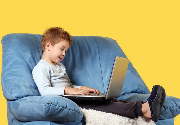 Pojke med laptop — Stockfoto