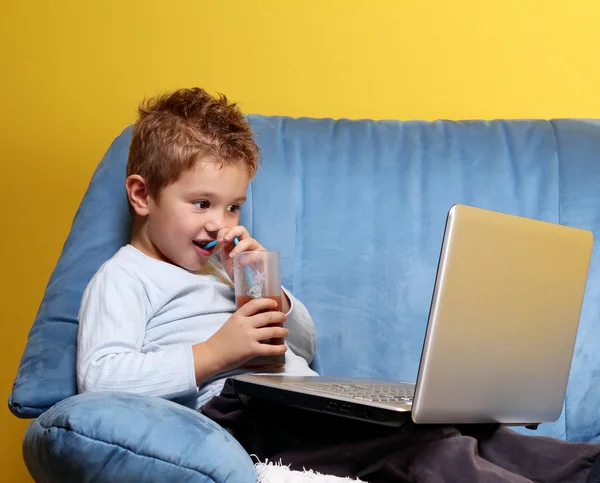 Liten pojke med laptop — Stockfoto
