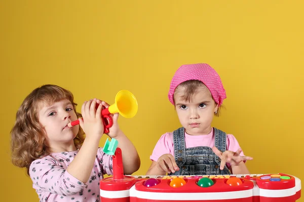 Twee kleine meisjes afspelen van muziek — Stockfoto