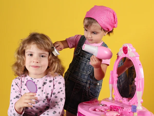 Маленькие девочки играют в парикмахеров — стоковое фото
