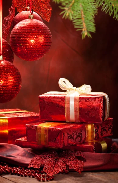 Décoration de Noël - cadeaux et boules — Photo