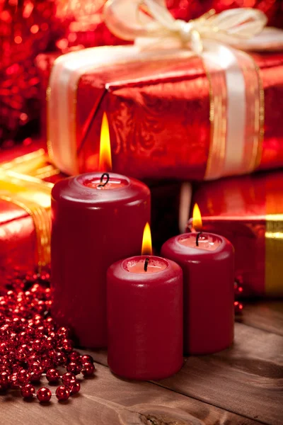 Kerzen und Geschenk — Stockfoto