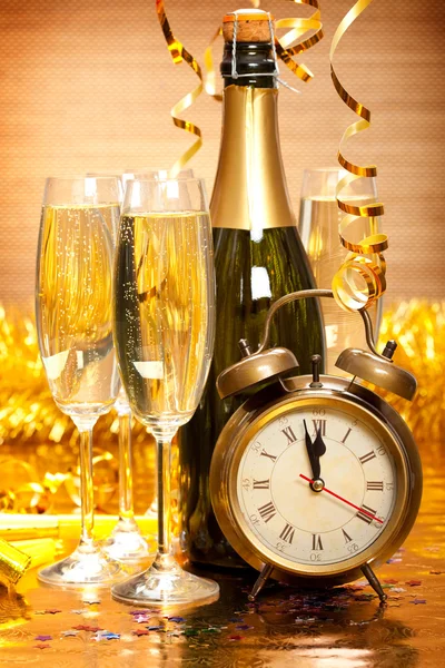 Mutlu yeni yıl - şampanya ve saat — Stok fotoğraf