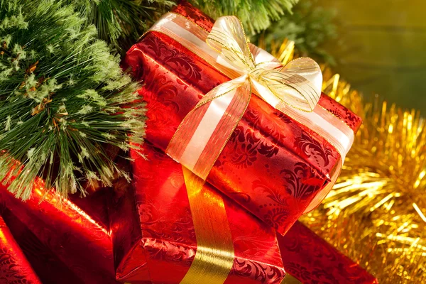 Árbol de Navidad y regalos —  Fotos de Stock