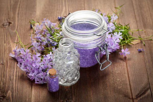 Csendélet-Spa - fürdő só és tavaszi virágok — Stock Fotó