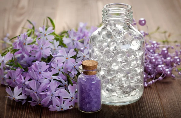 Aromaterapia i spa - sól do kąpieli i kwiaty — Zdjęcie stockowe