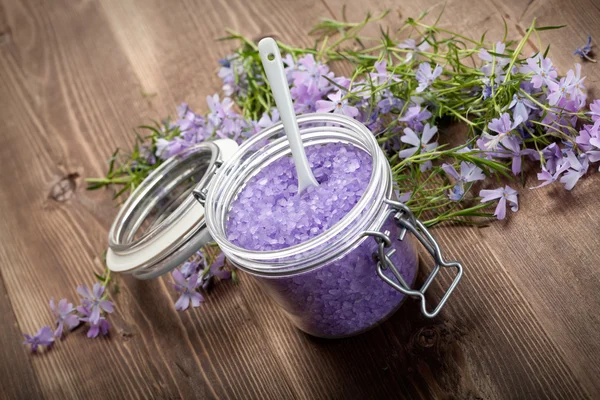 Spa e aromaterapia - banho de lavanda sal e flores — Fotografia de Stock
