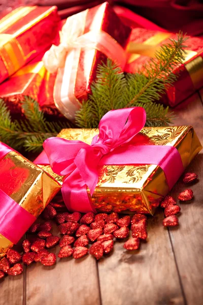Boże Narodzenie prezenty i świerk — Zdjęcie stockowe
