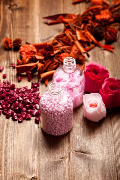 Розовая соль для ванн для ароматерапии — стоковое фото
