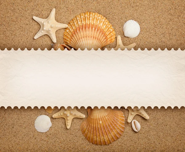 贝壳、 砂和空白卡 — 图库照片