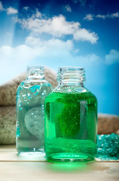 Oli di aromaterapia su sfondo cielo blu — Foto Stock