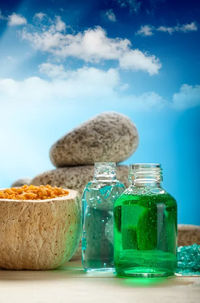 Ефірні олії, сіль для ванни та камені — стокове фото