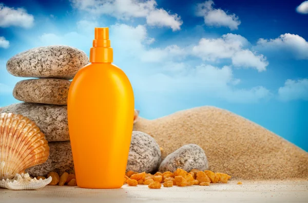Sytosti - opalovací olej na pláži — Stock fotografie
