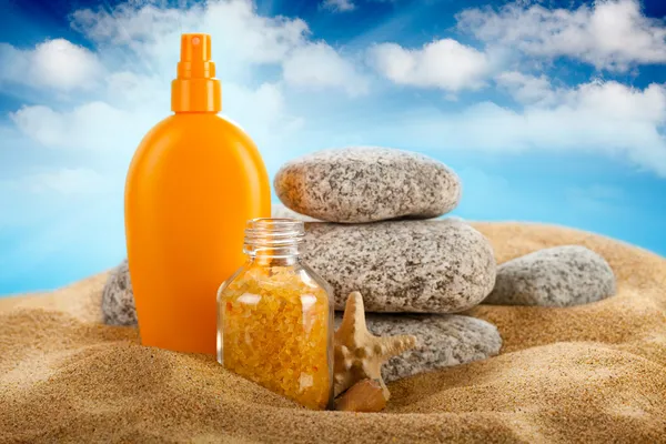 Spa - suntan oil and bath salt — Stock Photo, Image