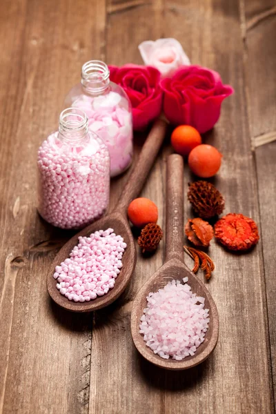 Sal de baño rosa para aromaterapia —  Fotos de Stock