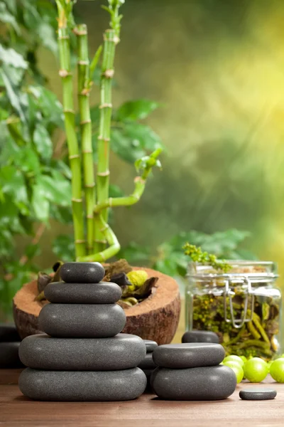 Spa-behandling - heta stenar på bambu bakgrund — Stockfoto