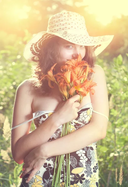 Femmina con fiori all'aperto — Foto Stock